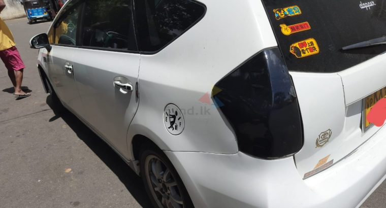 Toyota Prius Alpha 2013