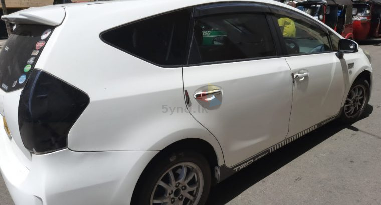 Toyota Prius Alpha 2013