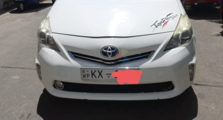 Toyota Prius Alpha 2013