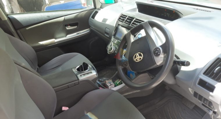 Toyota Prius Alpha 2013