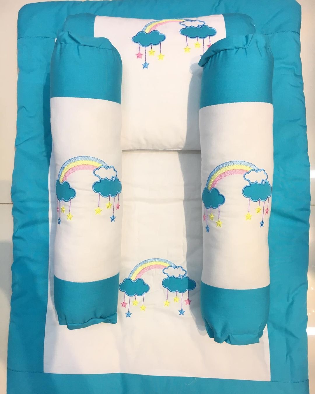 Quilt With 2 Roller Pillows