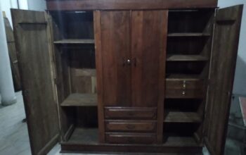 Teak 3 Doors Almarie