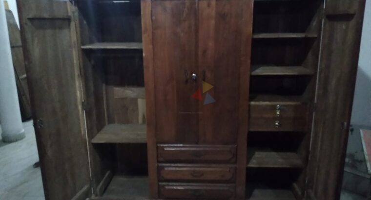 Teak 3 Doors Almarie