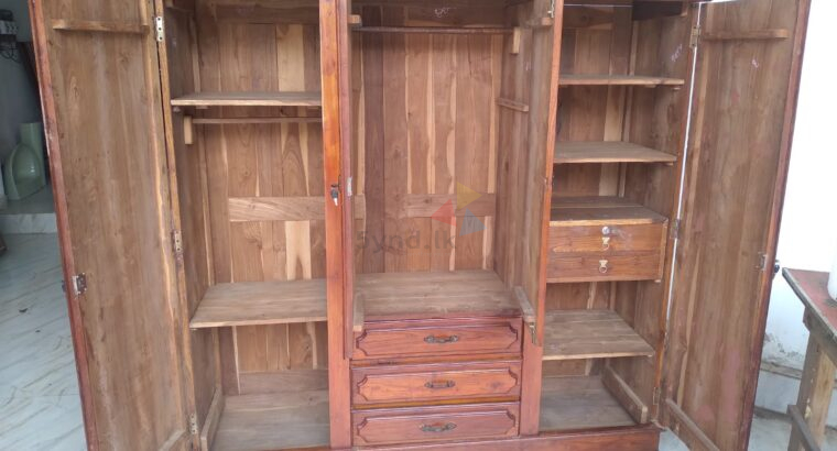 Teak 3 Doors Almarie