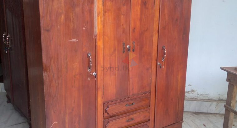 Teak 3 Doors Almarie